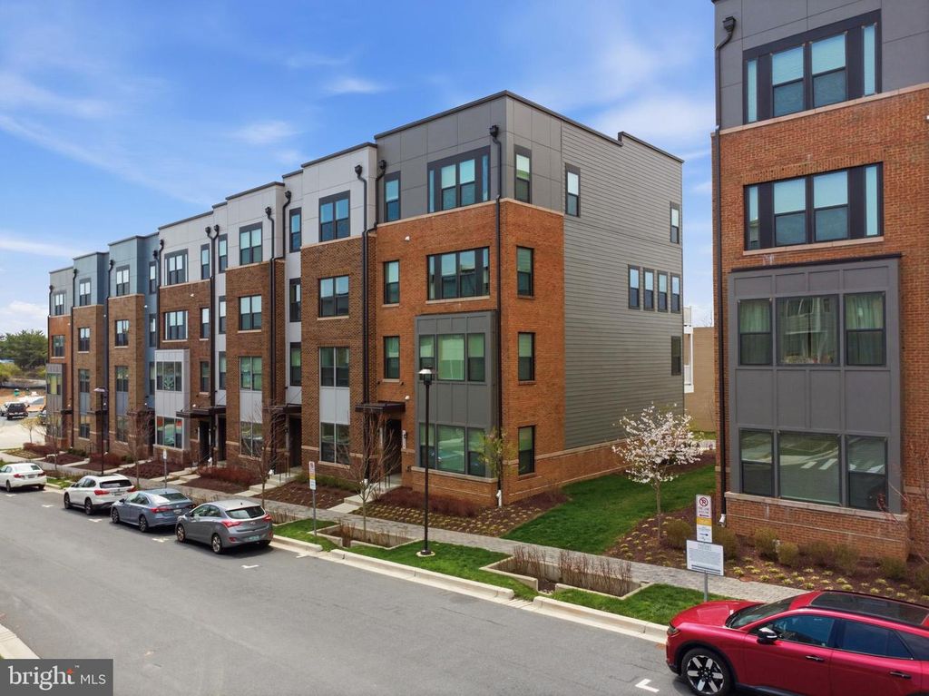 Image 2 of property listing at 16126 CONNORS WAY #87, Rockville, MD 20855