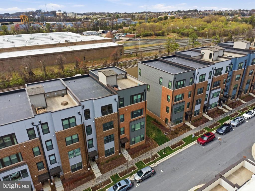 Image 3 of property listing at 16126 CONNORS WAY #87, Rockville, MD 20855