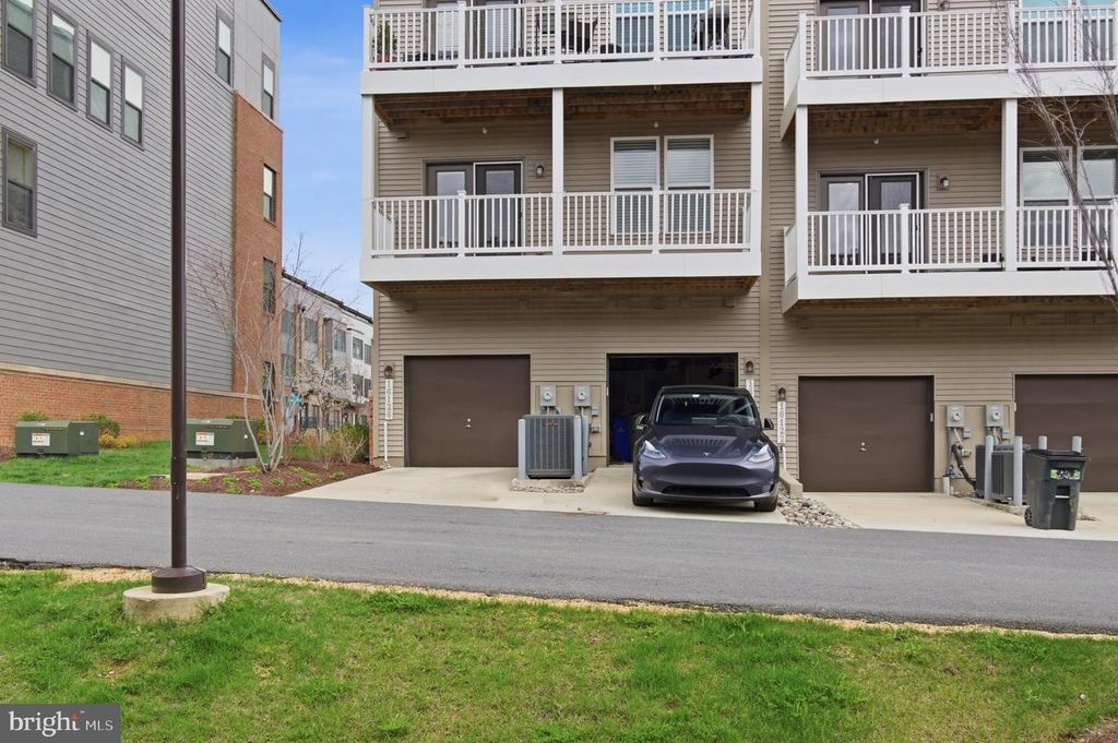 Image 37 of property listing at 16126 CONNORS WAY #87, Rockville, MD 20855