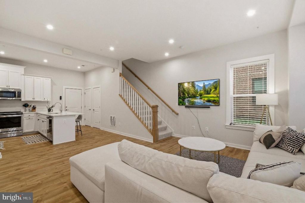 Image 6 of property listing at 16126 CONNORS WAY #87, Rockville, MD 20855