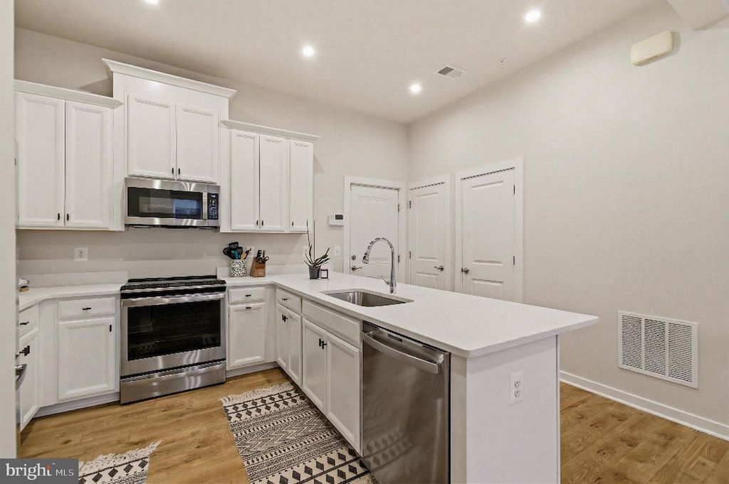 Image 8 of property listing at 16126 CONNORS WAY #87, Rockville, MD 20855