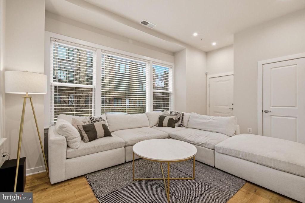 Image 9 of property listing at 16126 CONNORS WAY #87, Rockville, MD 20855