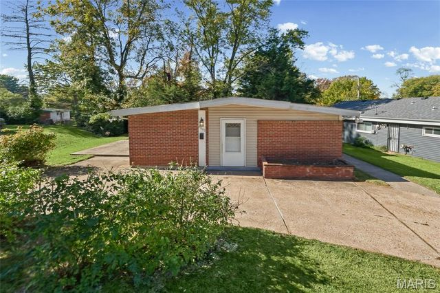 6661 Pepperidge Drive, Berkeley, MO 63134