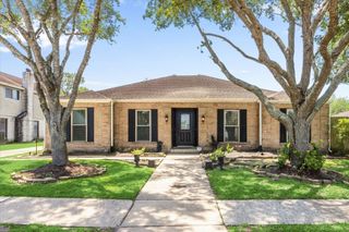 382 Dawn Hill Drive, Friendswood, TX 77546