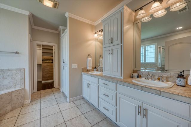 604 Fault Line DR, Horseshoe Bay, TX 78657