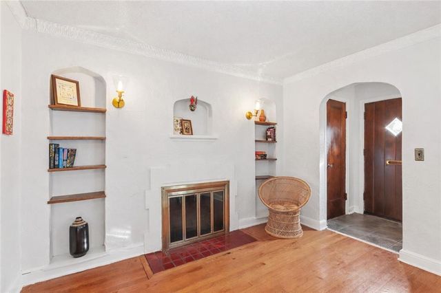 7148 Oak Street, Kansas City, MO 64114