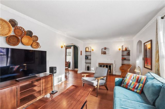 7148 Oak Street, Kansas City, MO 64114