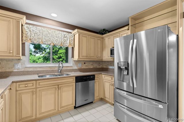 6471 Maple Hills Drive, Bloomfield Hills, MI 48301