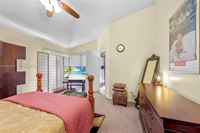 8220 Waterford Ln, Tamarac, FL 33321