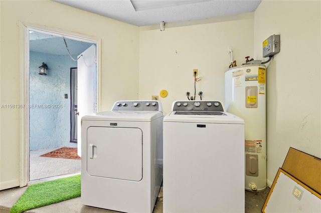 8220 Waterford Ln, Tamarac, FL 33321