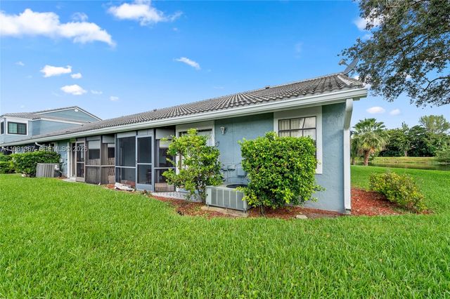 8220 Waterford Ln, Tamarac, FL 33321