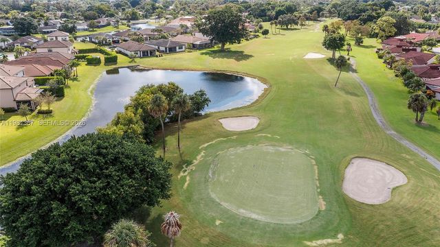 8220 Waterford Ln, Tamarac, FL 33321