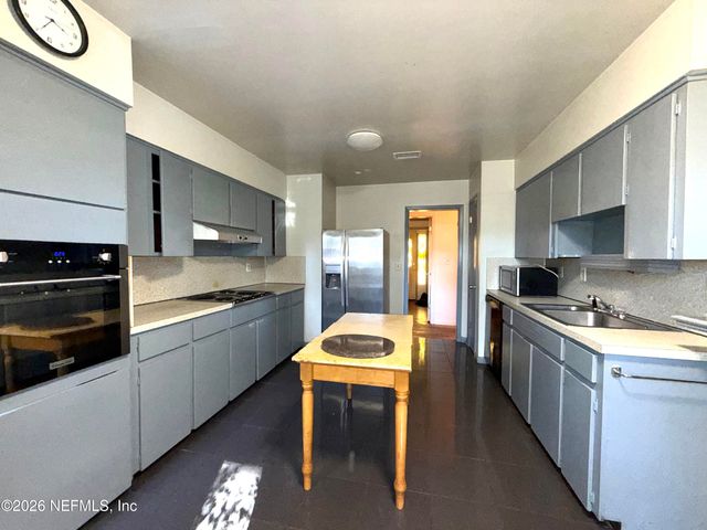 976 TOWNSEND Boulevard, Jacksonville, FL 32211