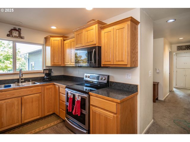 214 FAVER Dr, Riddle, OR 97469