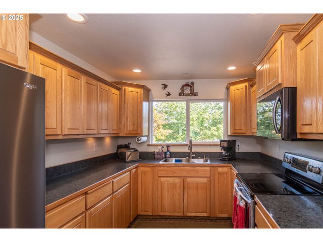 214 FAVER Dr, Riddle, OR 97469