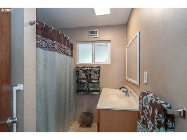 214 FAVER Dr, Riddle, OR 97469