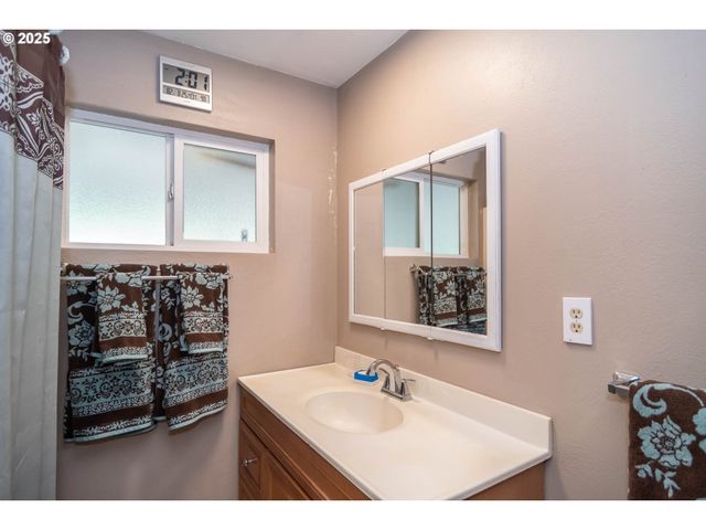 214 FAVER Dr, Riddle, OR 97469