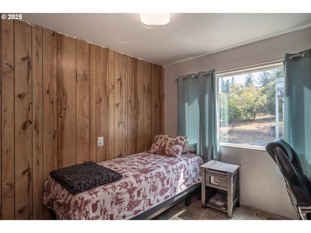 214 FAVER Dr, Riddle, OR 97469