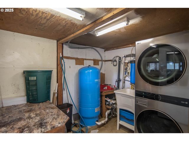 214 FAVER Dr, Riddle, OR 97469