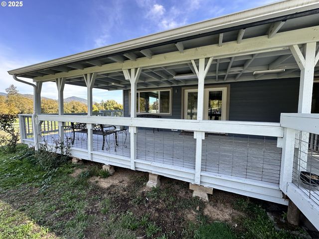 214 FAVER Dr, Riddle, OR 97469