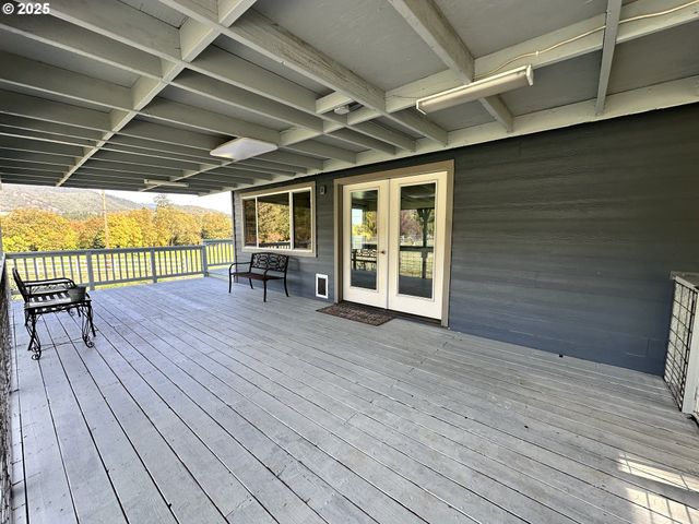 214 FAVER Dr, Riddle, OR 97469