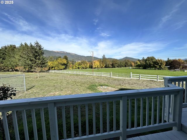 214 FAVER Dr, Riddle, OR 97469