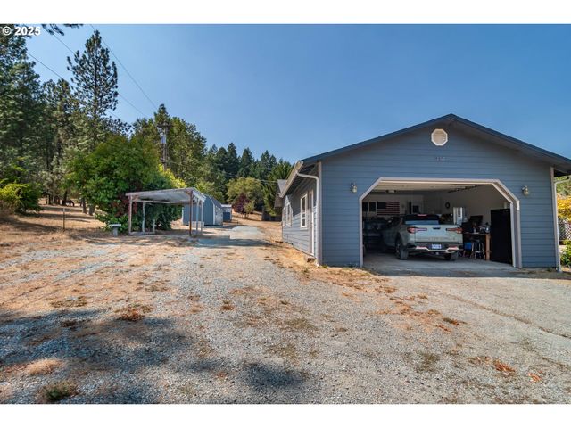 214 FAVER Dr, Riddle, OR 97469