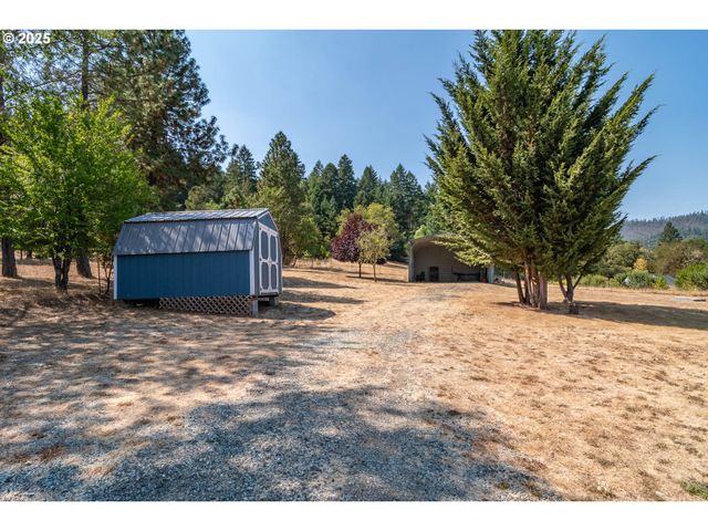 214 FAVER Dr, Riddle, OR 97469
