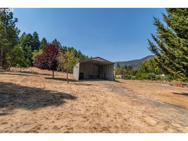 214 FAVER Dr, Riddle, OR 97469