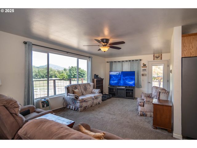 214 FAVER Dr, Riddle, OR 97469