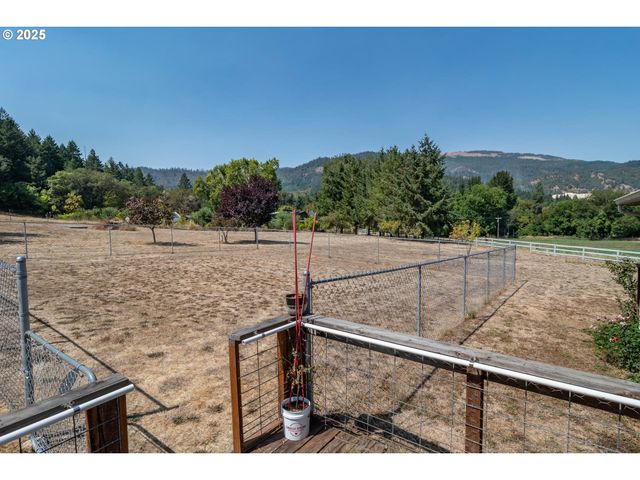 214 FAVER Dr, Riddle, OR 97469