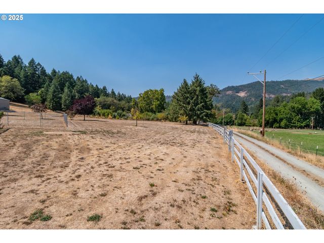 214 FAVER Dr, Riddle, OR 97469