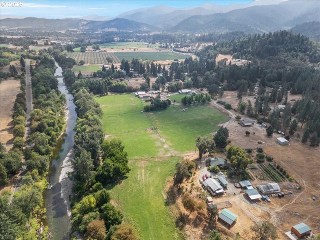 214 FAVER Dr, Riddle, OR 97469