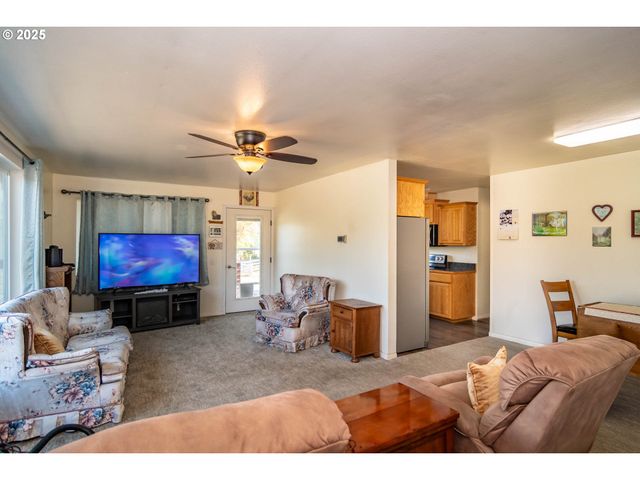 214 FAVER Dr, Riddle, OR 97469