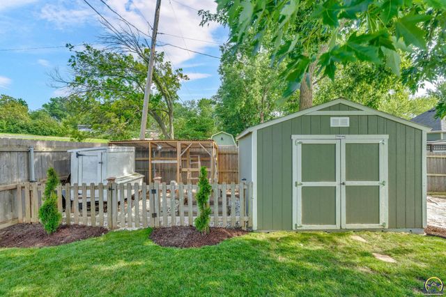 3619 SW 33rd ST, Topeka, KS 66614