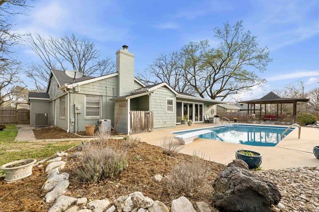 21 E Huntington St, Eastborough, KS 67206