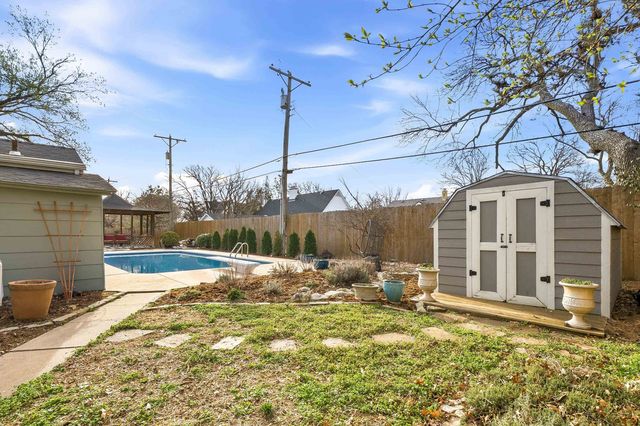 21 E Huntington St, Eastborough, KS 67206