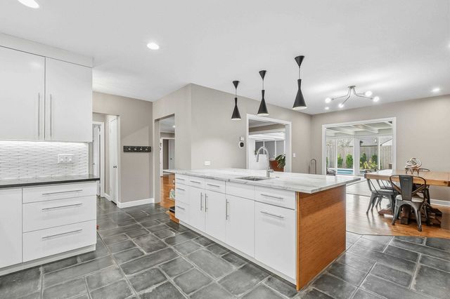 21 E Huntington St, Eastborough, KS 67206