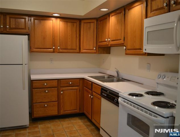 10 S Irving Street 10B, Ridgewood, NJ 07450