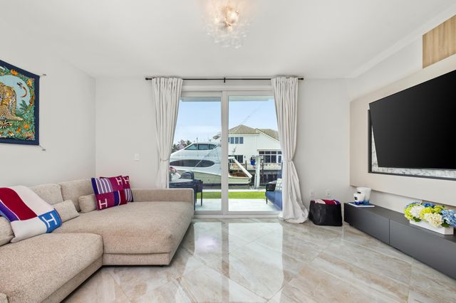 966 Jeffery Street, Boca Raton, FL 33487