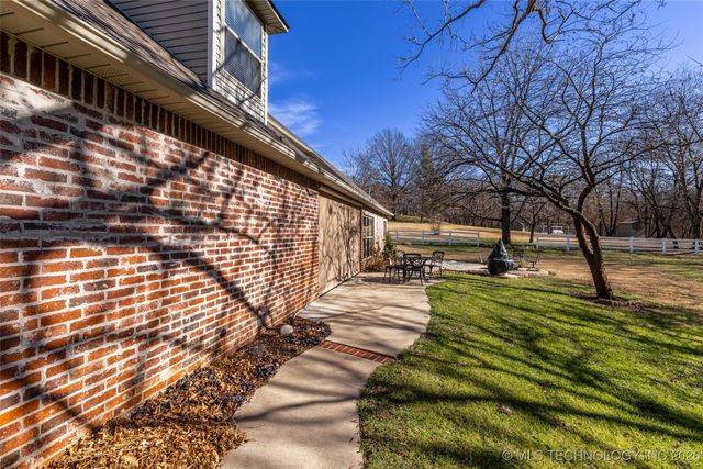 2325 W Lowry Road, Claremore, OK 74017