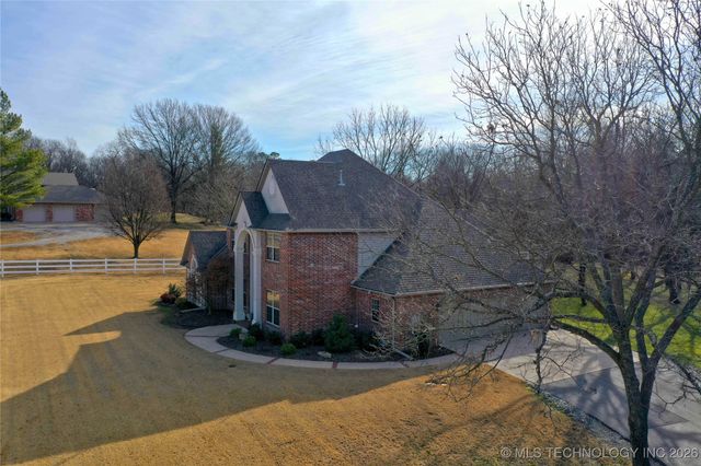 2325 W Lowry Road, Claremore, OK 74017