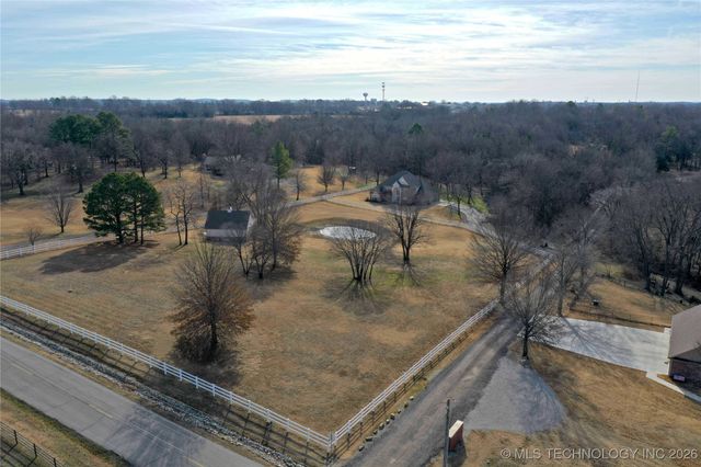 2325 W Lowry Road, Claremore, OK 74017