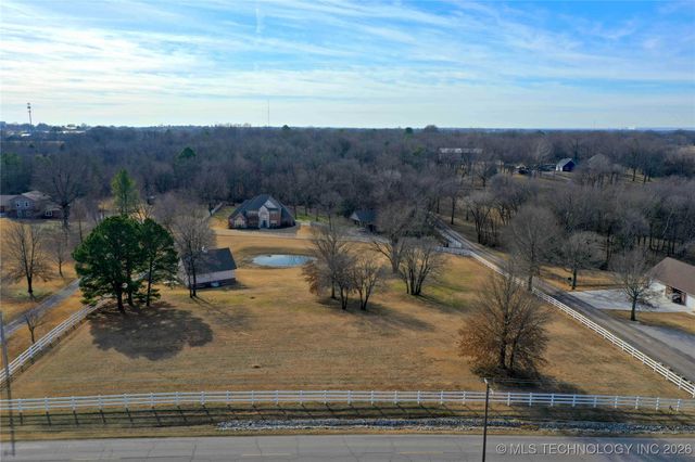 2325 W Lowry Road, Claremore, OK 74017