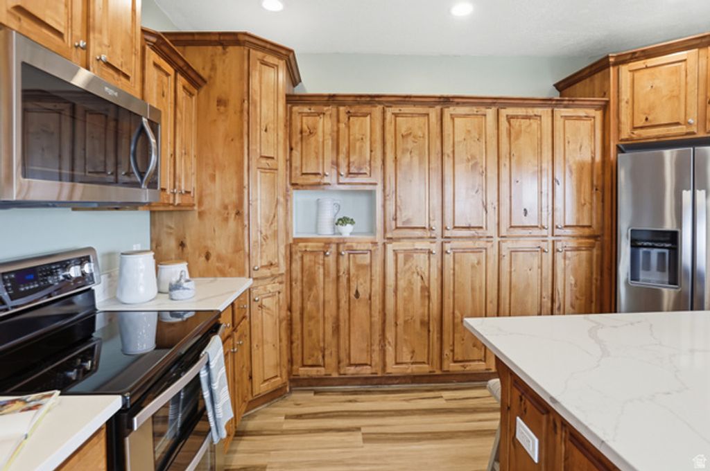 Image 11 of property listing at 9483 N AVANYU DR, Cedar Hills, UT 84062