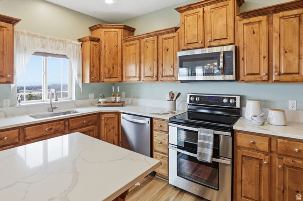 Image 13 of property listing at 9483 N AVANYU DR, Cedar Hills, UT 84062
