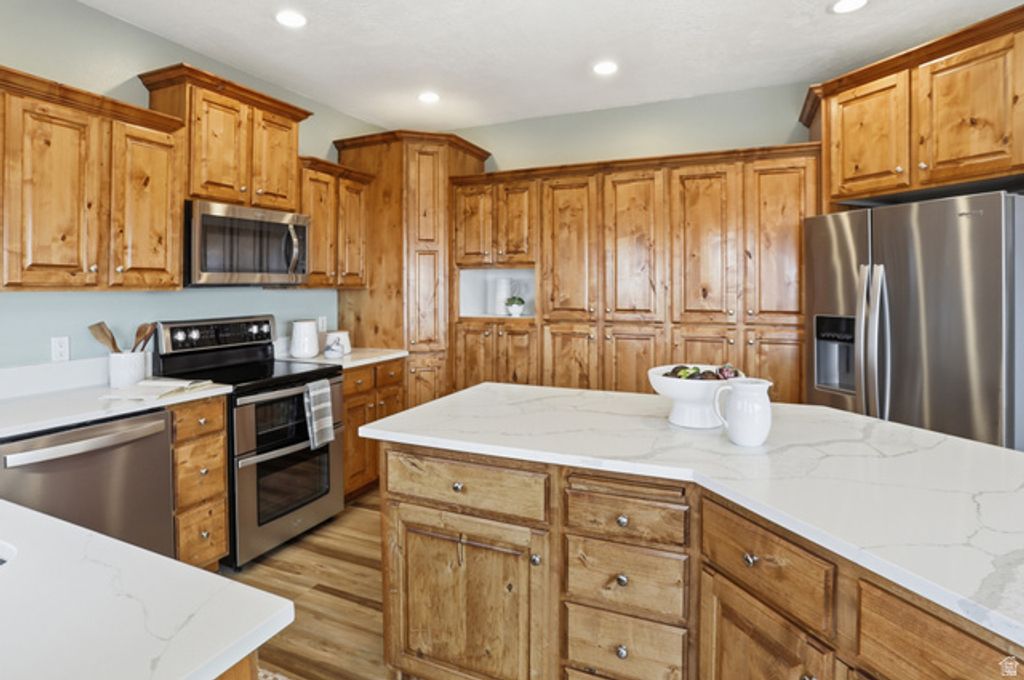 Image 10 of property listing at 9483 N AVANYU DR, Cedar Hills, UT 84062