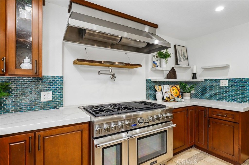 Image 10 of property listing at 962 Begonia Avenue, Costa Mesa, CA 92626