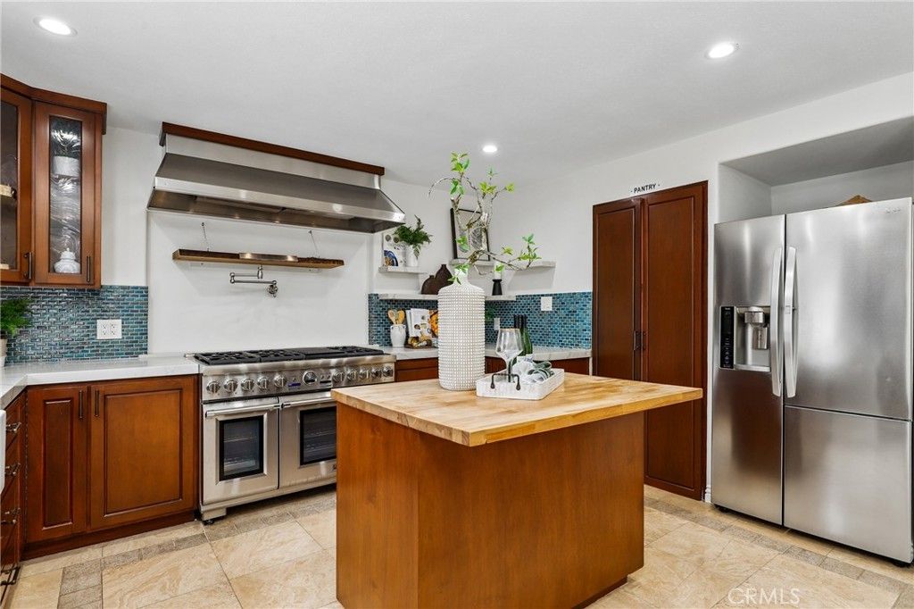 Image 7 of property listing at 962 Begonia Avenue, Costa Mesa, CA 92626