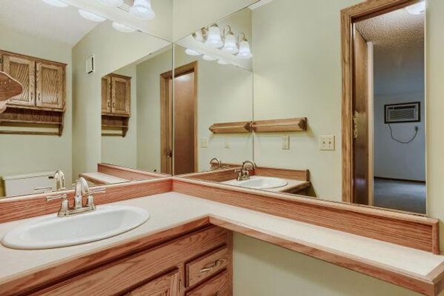 8777 Jasmine Lane, Eden Prairie, MN 55344